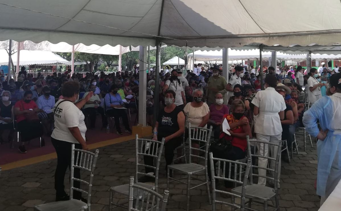Adultos mayores hacen largas filas en el Parque Aztlán para recibir vacuna anticovid