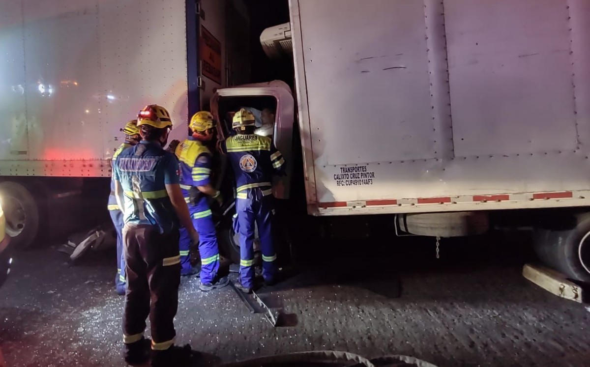Conductor queda prensado tras chocar sobre la autopista Saltillo-Monterrey