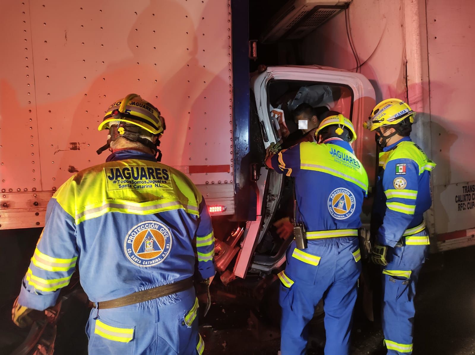 Conductor queda prensado tras chocar sobre la autopista Saltillo-Monterrey