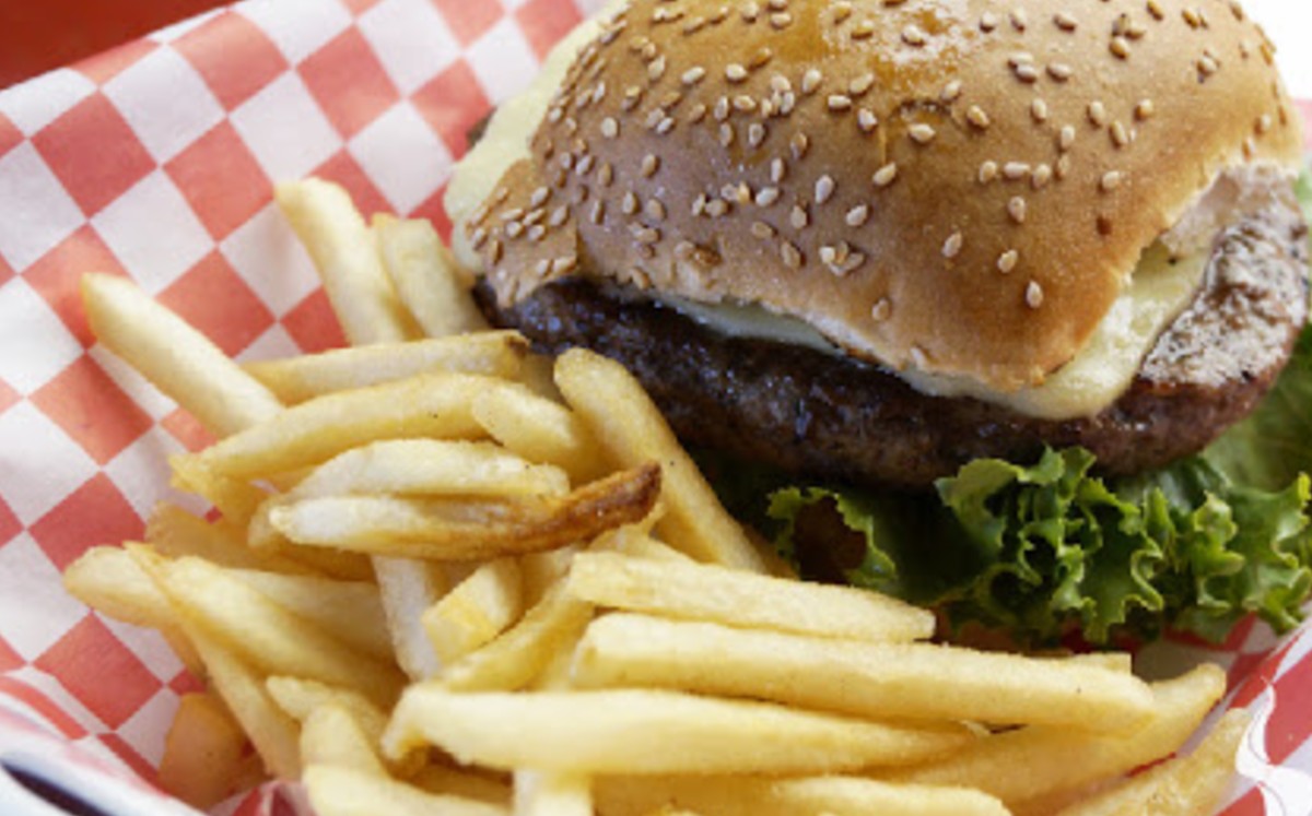 Florecen negocios de hamburguesas en Monterrey frente a franquicias 