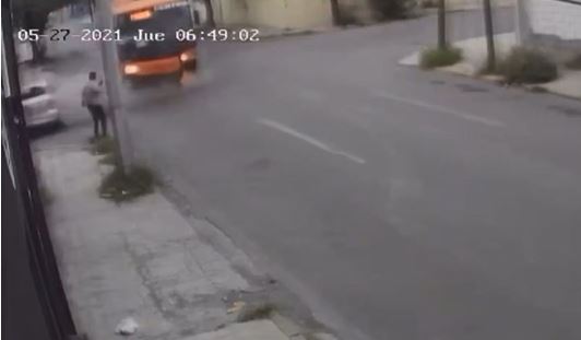 VIDEO: Peatón se salva de morir al quedar en medio de accidente en el Centro de Monterrey