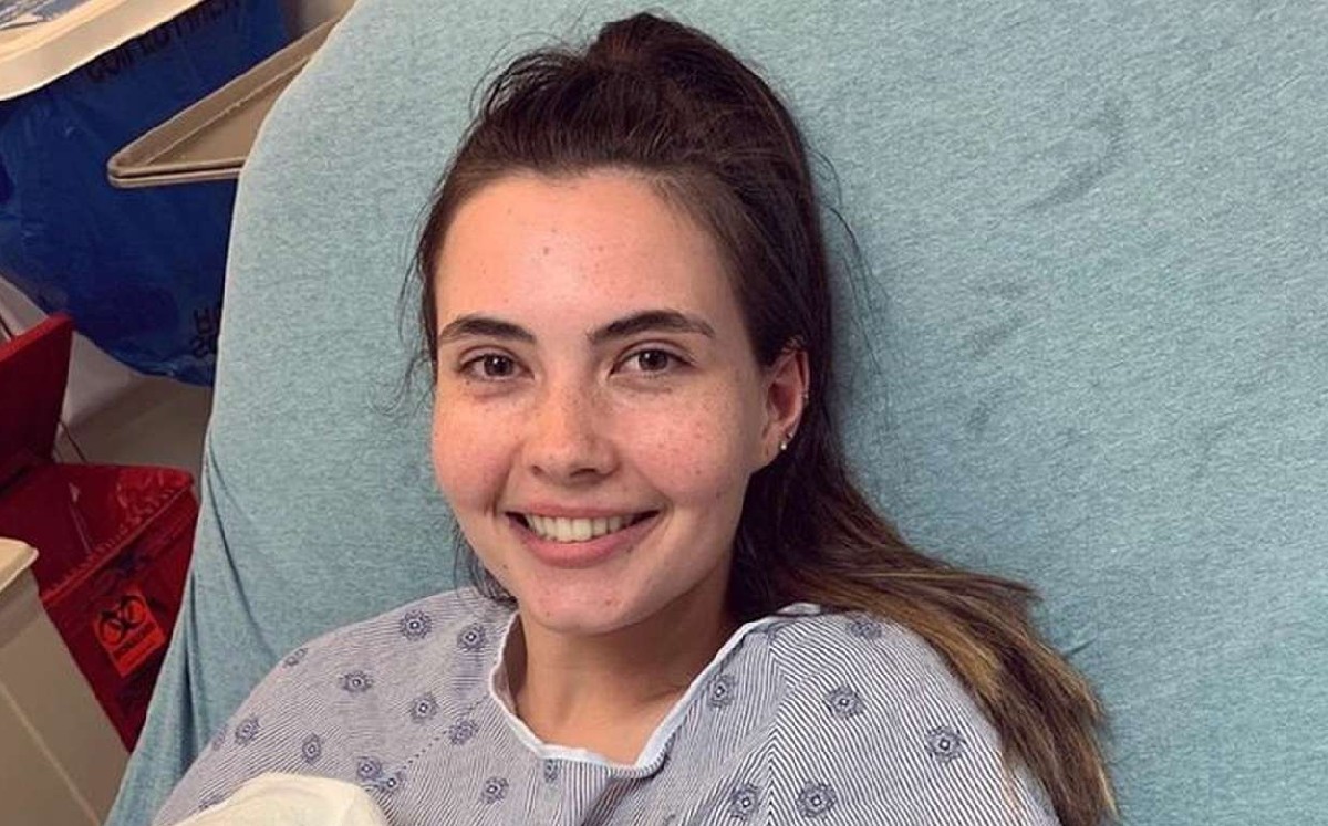Joven vive con extraño caso de alergia al agua; se corta la lengua con un simple sorbo