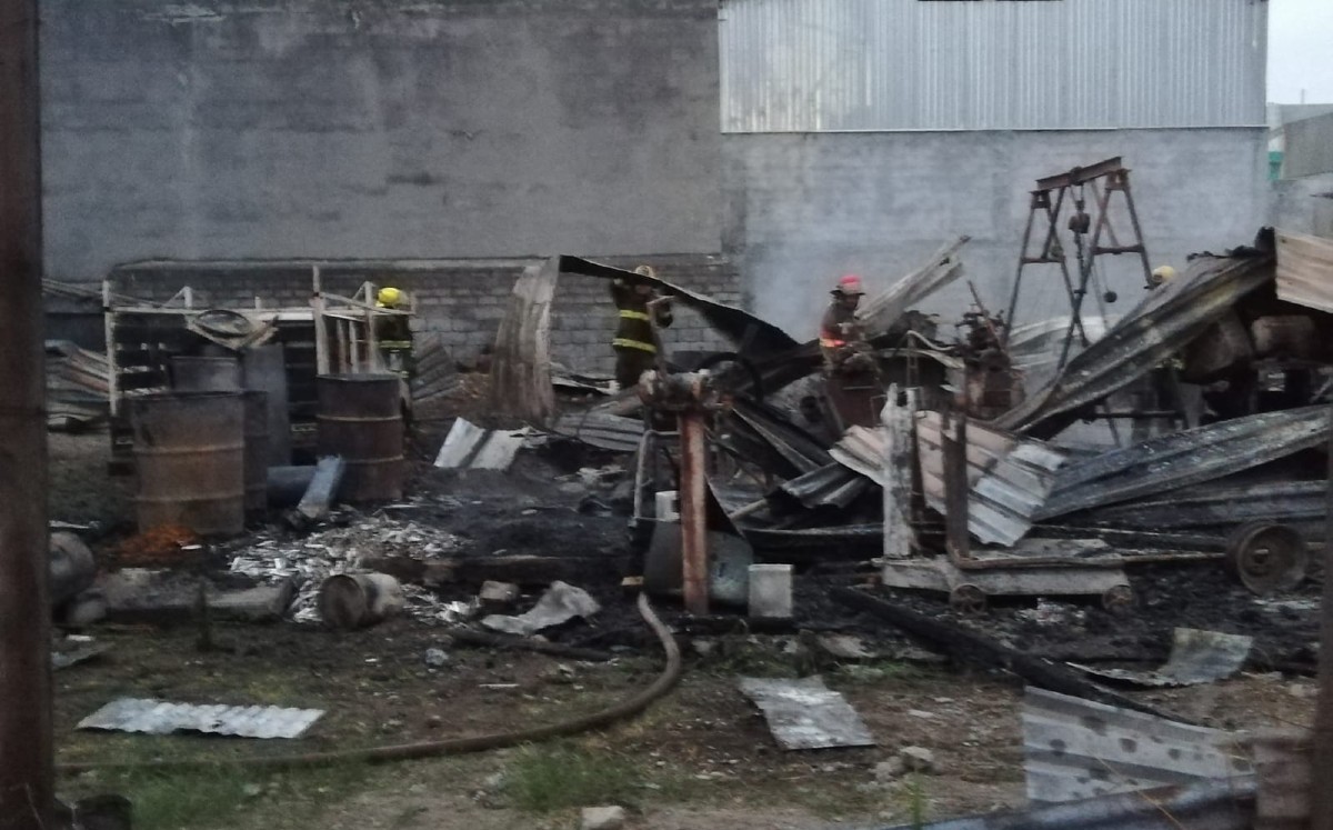 Sofocan incendio de un taller de herrajes en la colonia Reforma 

 