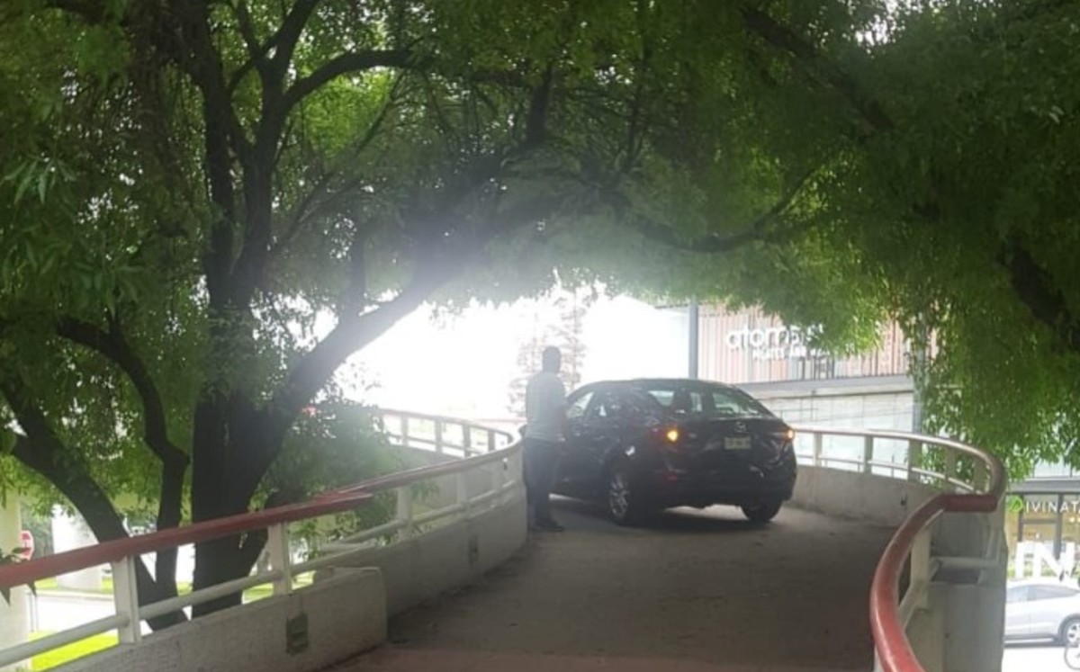 Automovilista sube a puente peatonal en Calzada San Pedro