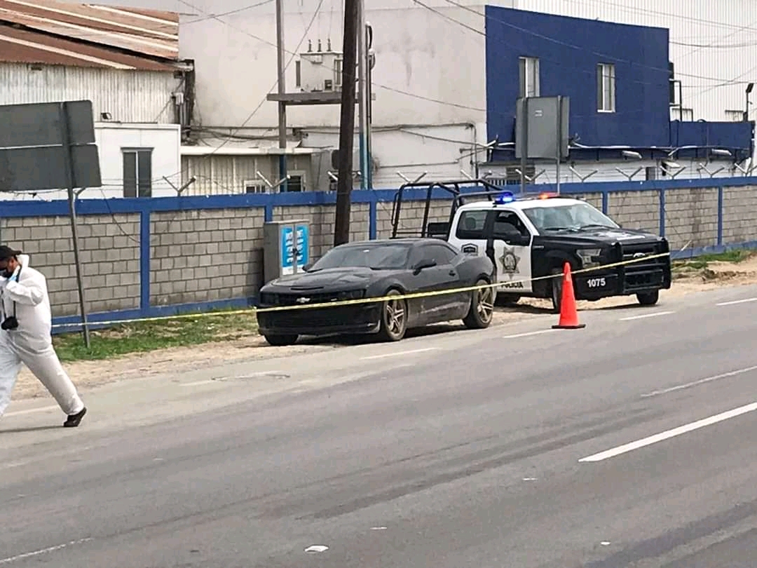 Encuentran cuerpo dentro de auto deportivo en carretera Monterrey-Nuevo Laredo
