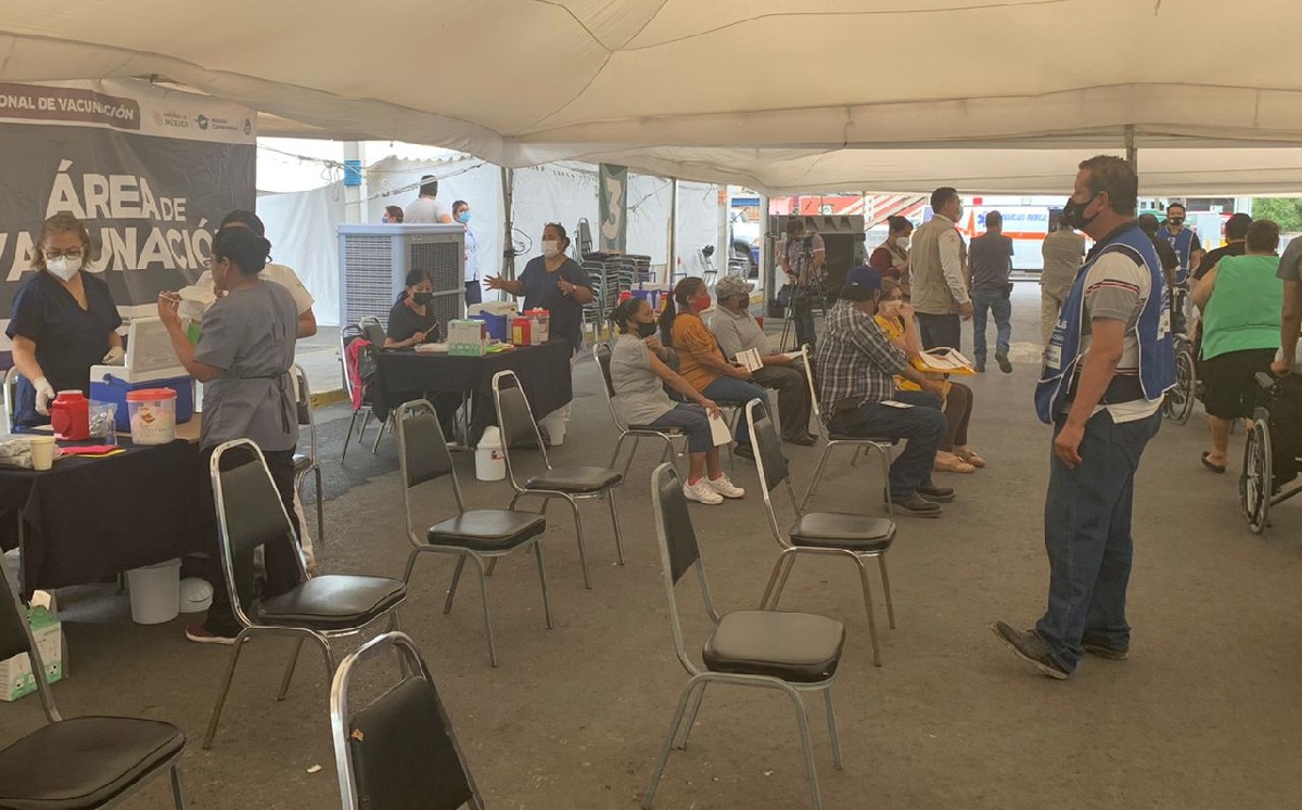 Adultos mayores de 60 años reciben segunda dosis anticovid en el último día en San Nicolás