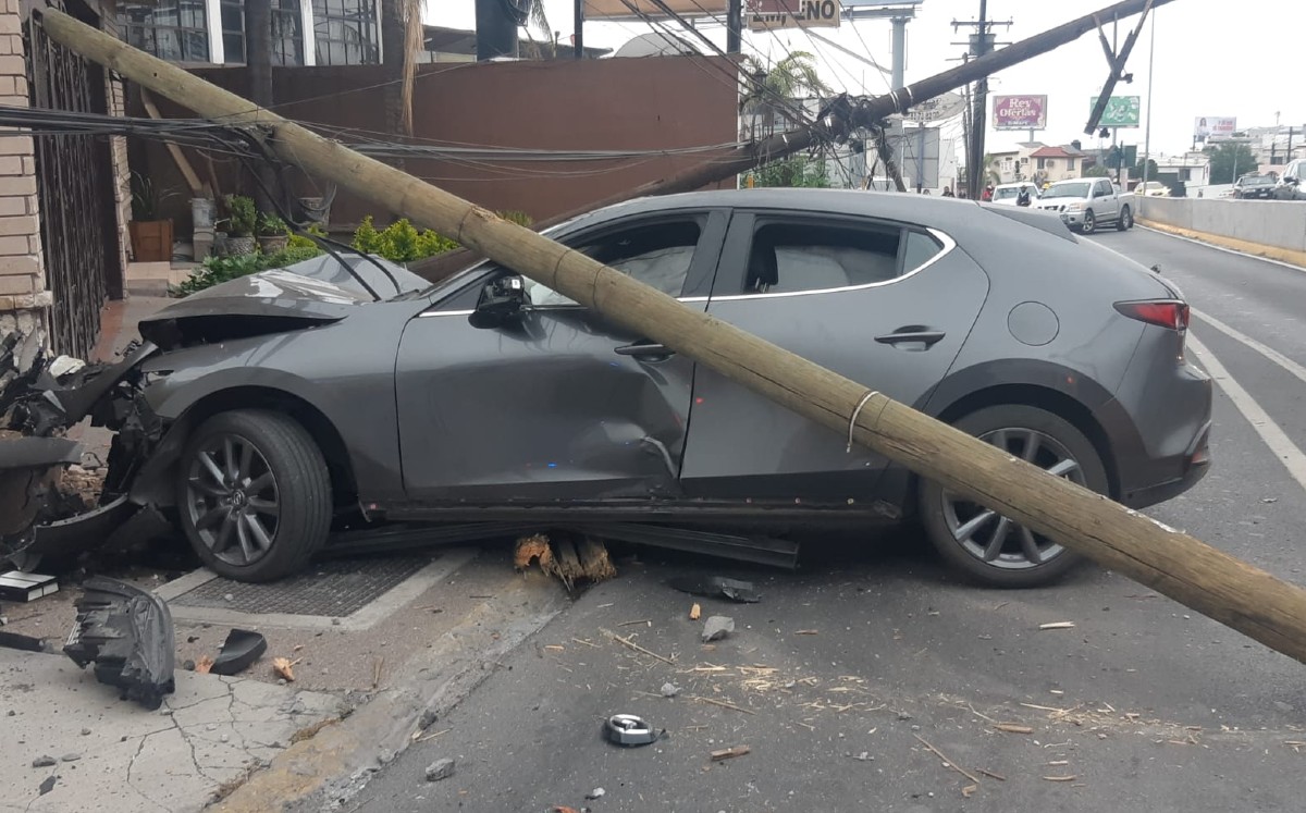 Conductor se impacta contra postes y causa daño a casa sobre avenida Paseo de los Leones