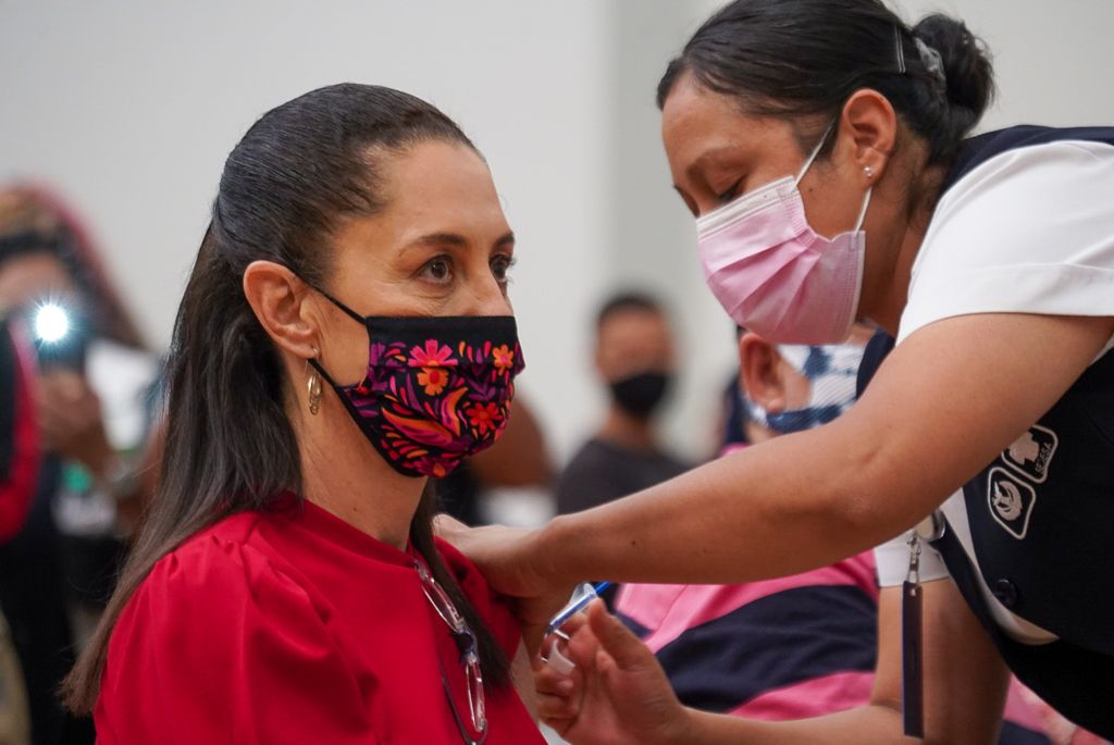 Sin operativo especial, Claudia Sheinbaum llega a ENP5 para vacunarse contra COVID-19