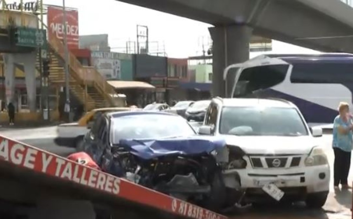 Aparatoso choque múltiple afecta cruce de avenida Colón y Bernardo Reyes