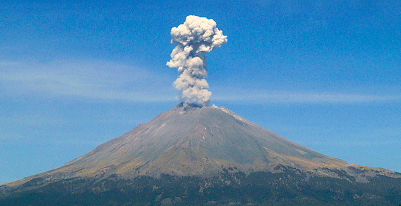 Volcán Popocatépetl registra incandescencia, 136 exhalaciones y 2,5 horas de tremor