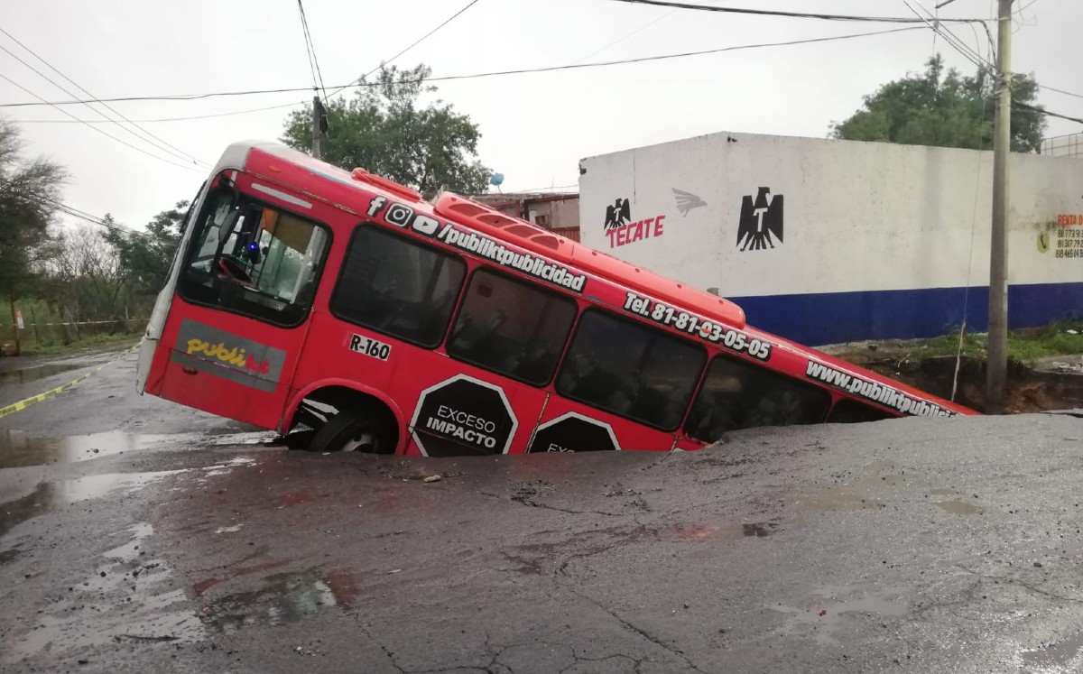 Cae ruta urbana dentro de gigante socavón en la colonia Xochimilco