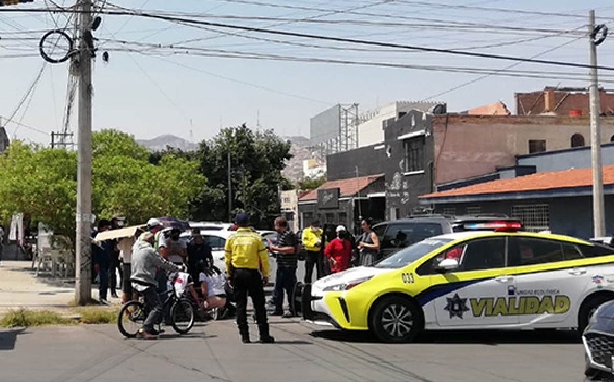 En Torreón, camioneta embiste a pareja en moto