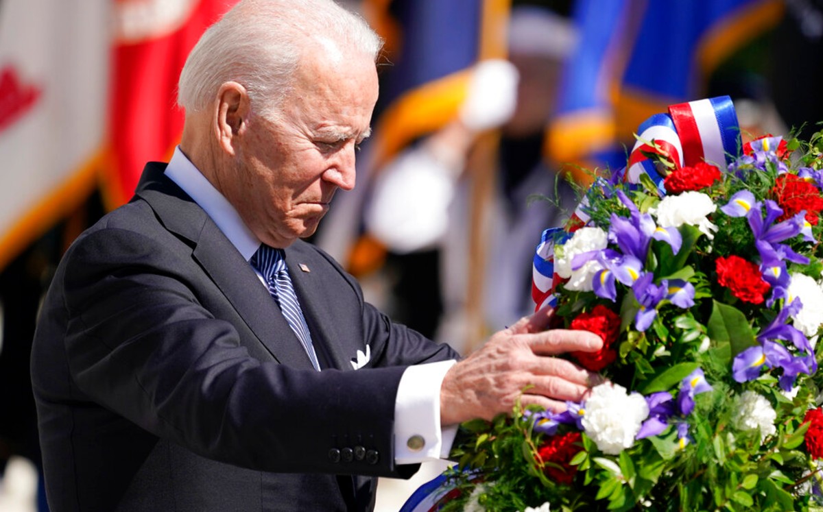 Biden conmemora el Día de los Caídos en Arlington