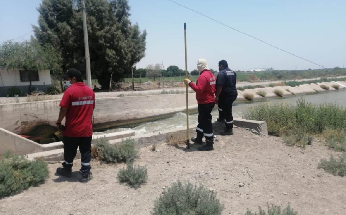 Mientras caminaba con su novia, jovencito se avienta a canal del Sacramento y ya no sale