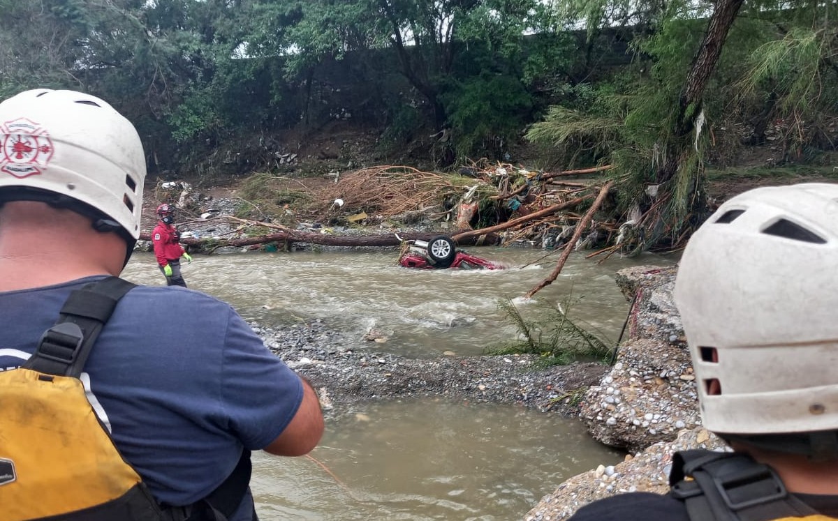 Buscan conductora desaparecida tras ser arrastrada por corriente de agua en Juárez