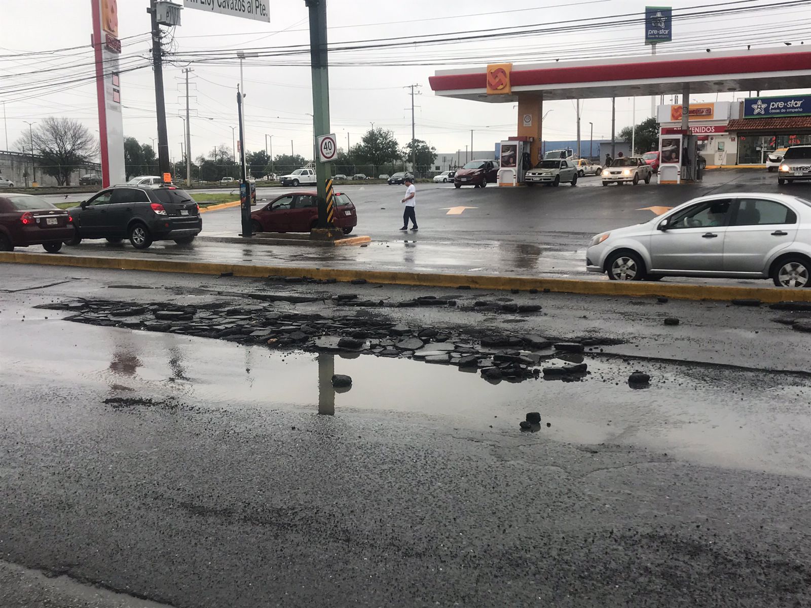 Pavimento en mal estado daña autos tras fuertes lluvias sobre avenida Israel Cavazos