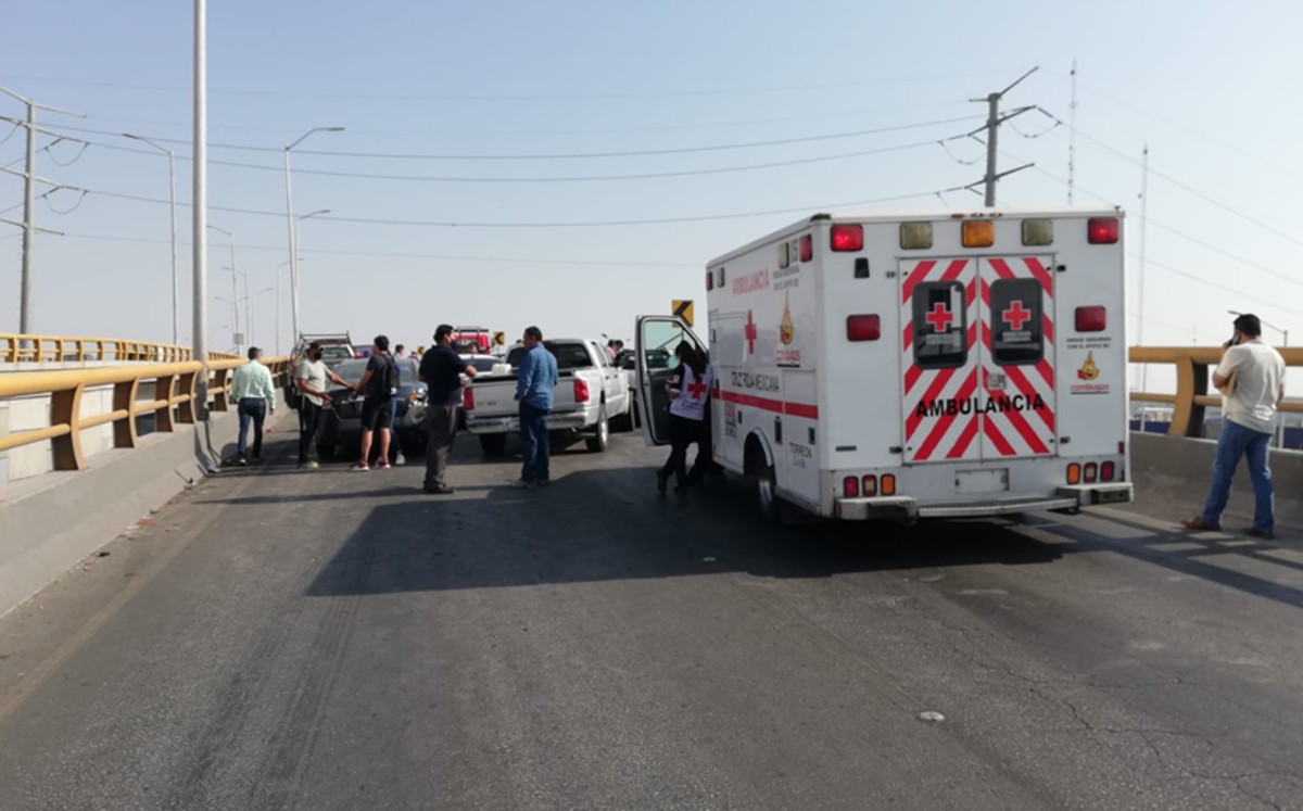 Pavimento mojado por lluvias y exceso de velocidad provoca choque múltiple en Torreón