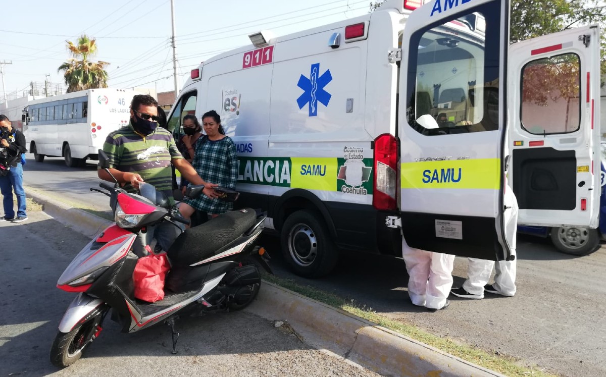 Embarazada sufre aparatoso derrape en su motocicleta