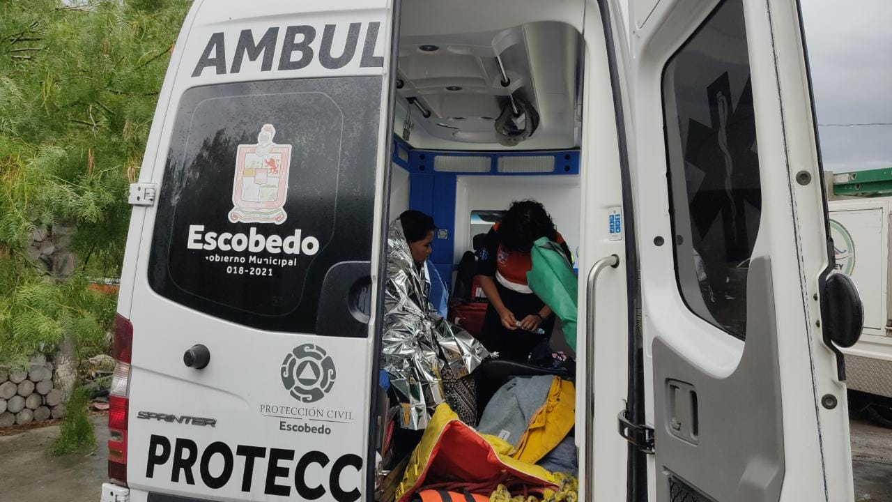 Rescatan a mujer de ser arrastrada por la corriente en Escobedo