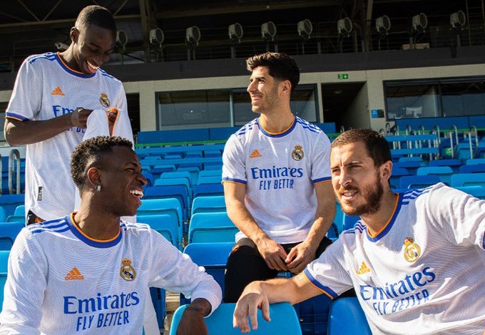 El Real Madrid presenta la nueva camiseta para la temporada 21-22