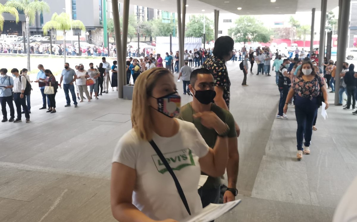 Ciudadanos acuden a vacunarse contra Covid-19 en Cintermex; se registran largas filas