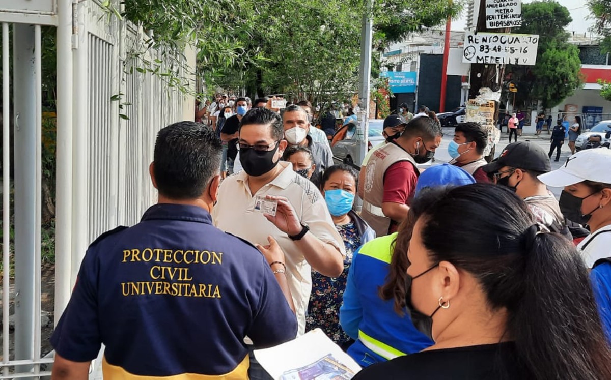 Forman largas filas por vacunación anticovid contra Covid-19 en la Facultad de Medicina 

 