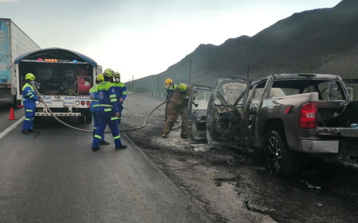 VIDEO: Se incendia camioneta en la carretera Monterrey-Saltillo