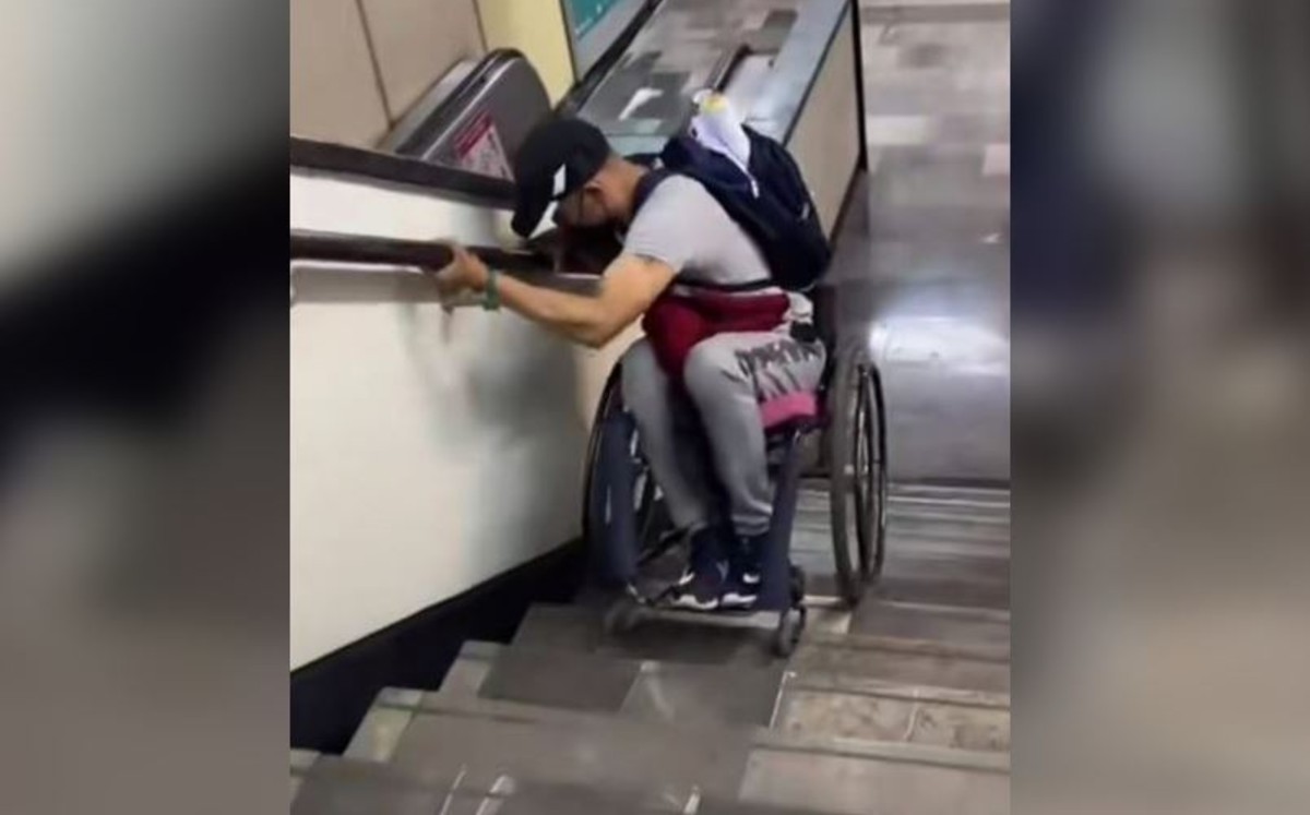 Hombre en silla de ruedas comparte como baja las escaleras del Metro todos los días