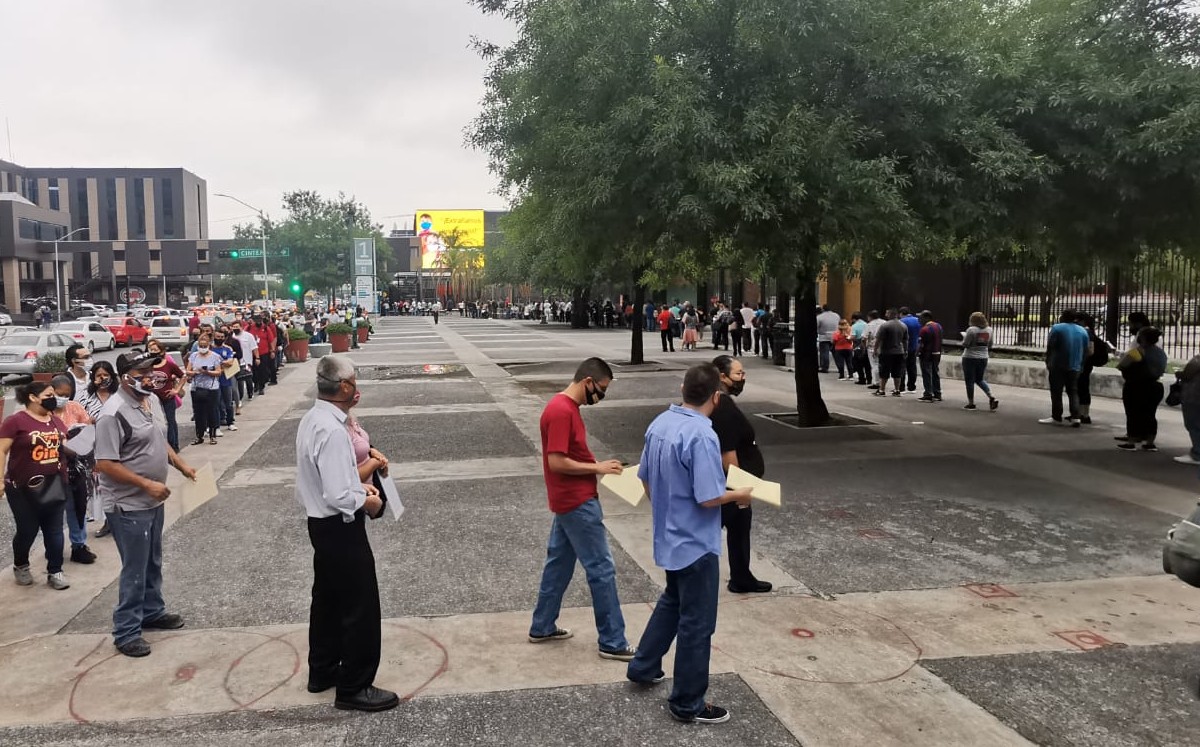 Cientos de personas acuden a vacunarse contra Covid-19 a Cintermex; reportan largas filas