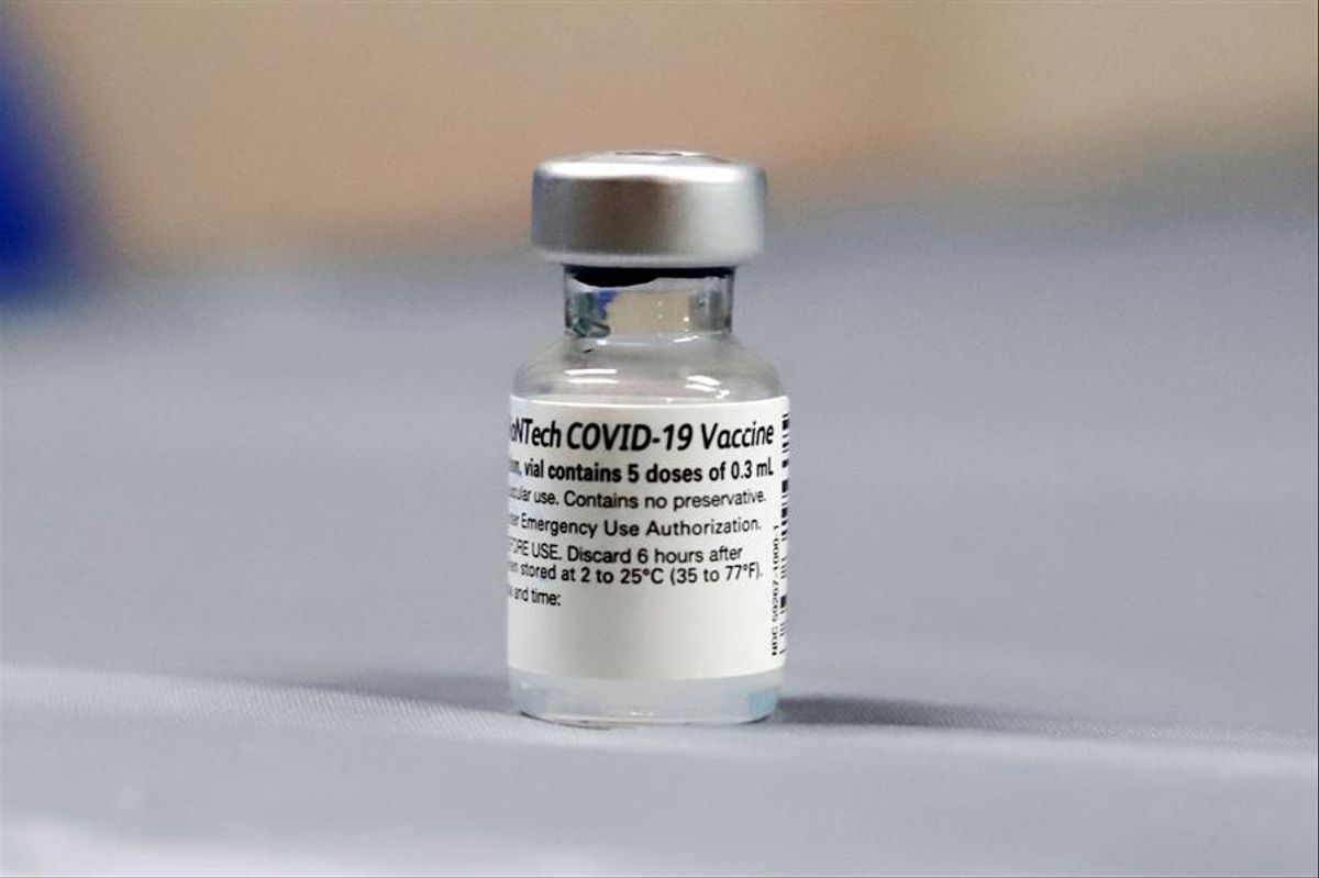 Analizan posible vínculo de vacuna Pfizer con inflamación cardiaca en jóvenes