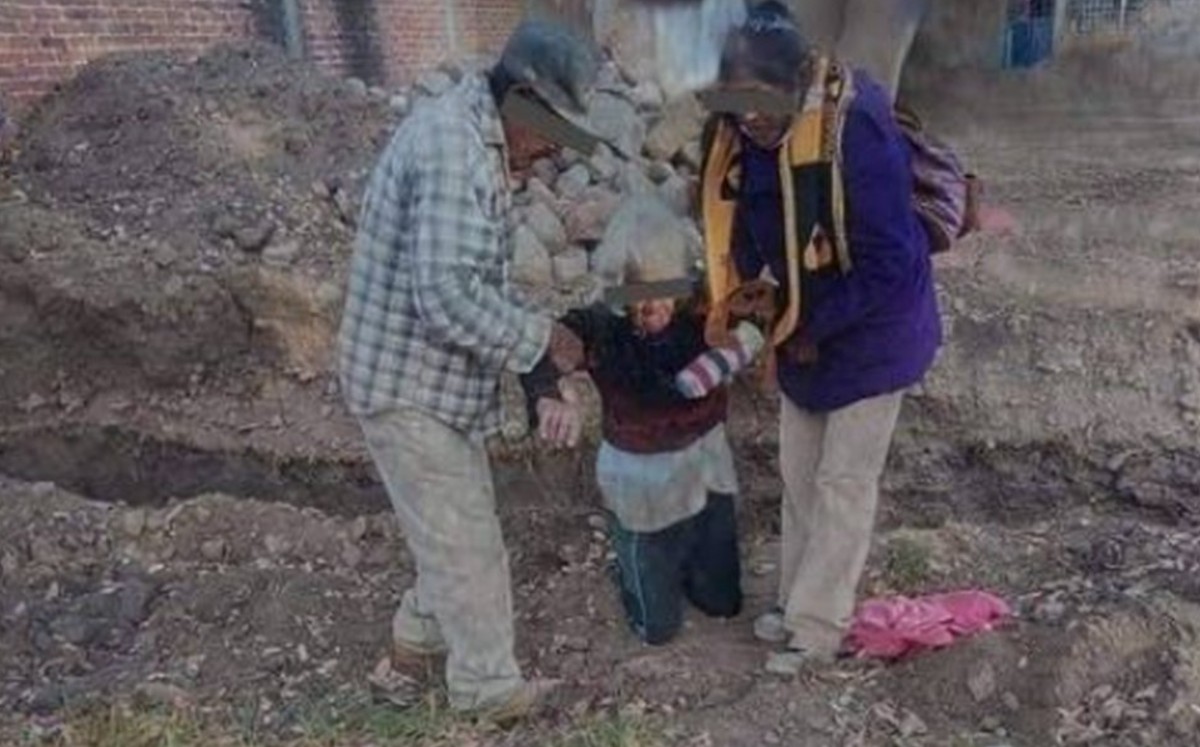 Abuelita es abandonada en baldio por sus hijos; la encuentran con síntomas de hipotermia