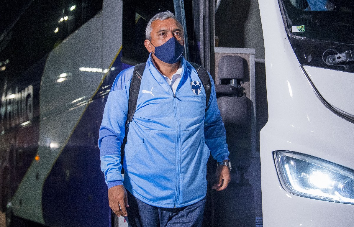 Héctor Becerra dejará de ser el DT de las Rayadas 