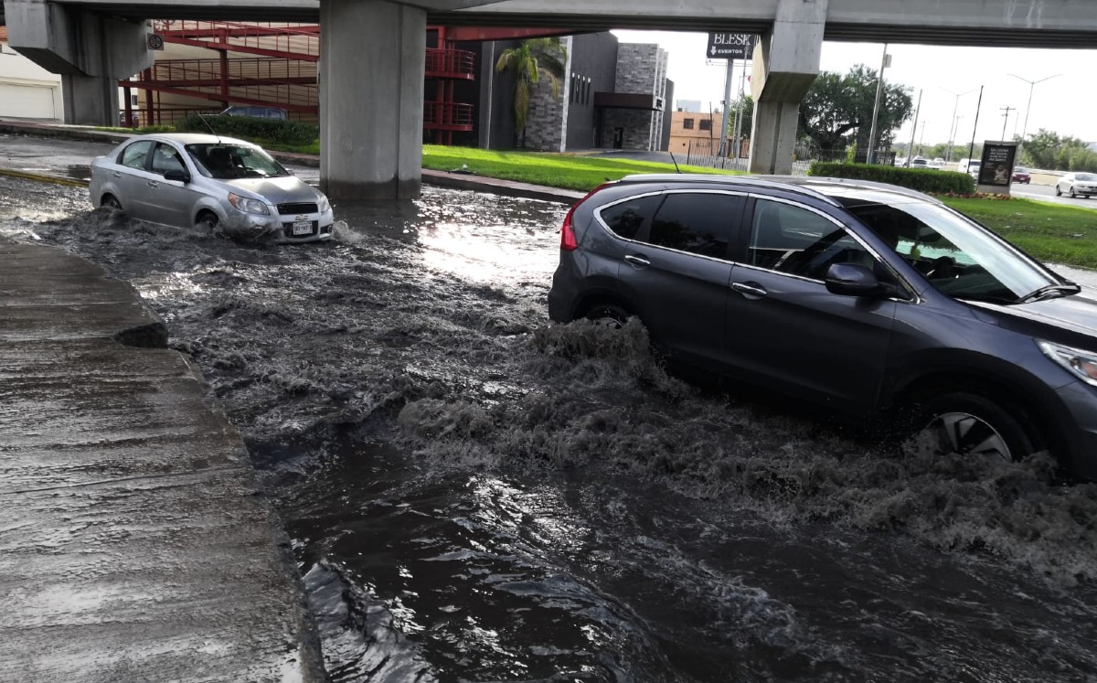 Encharcamientos en avenida Churubusco dejan sin placas a vehículos