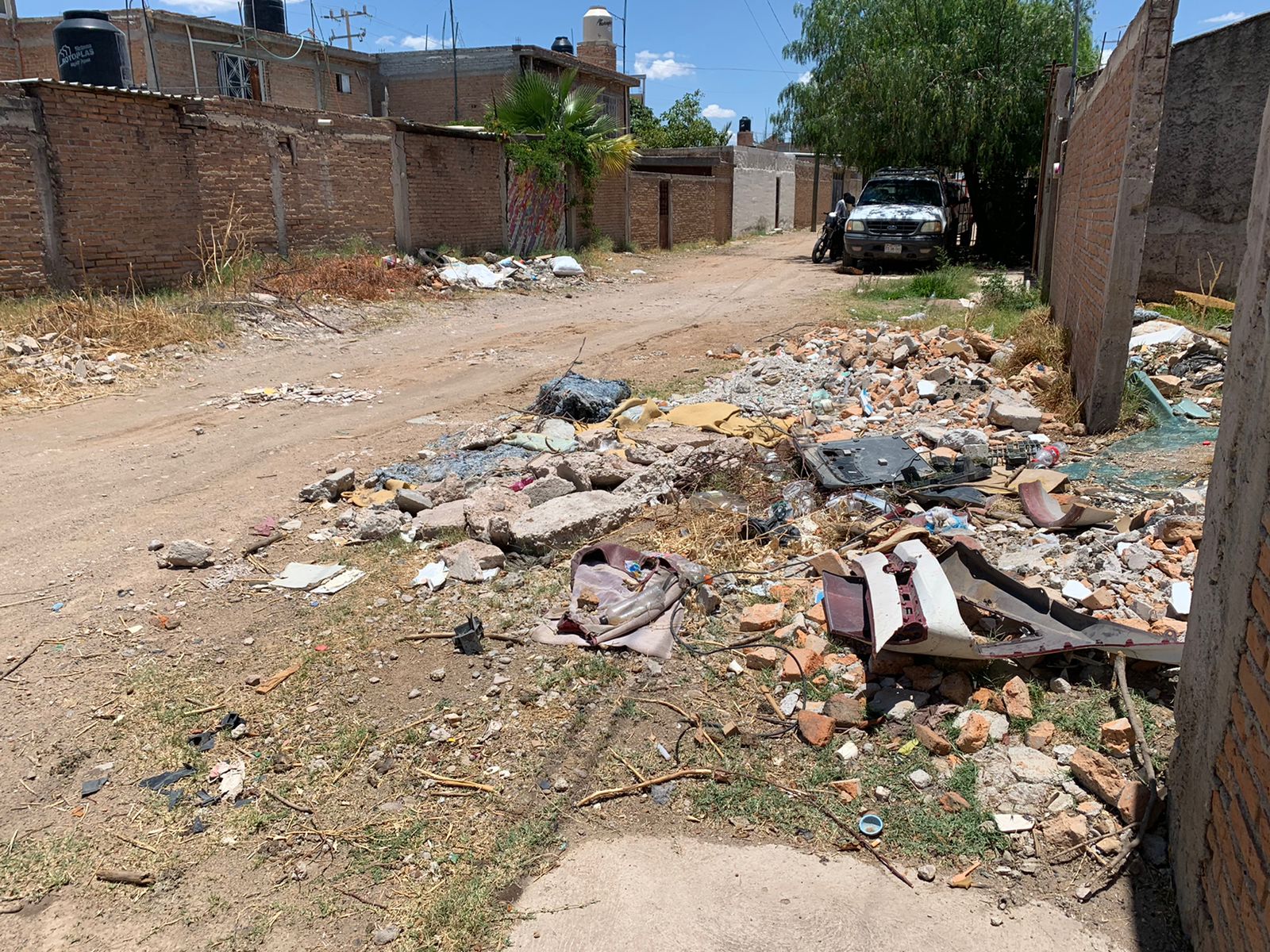Escombro y basura irrumpen movilidad en calle de la colonia Solidaridad