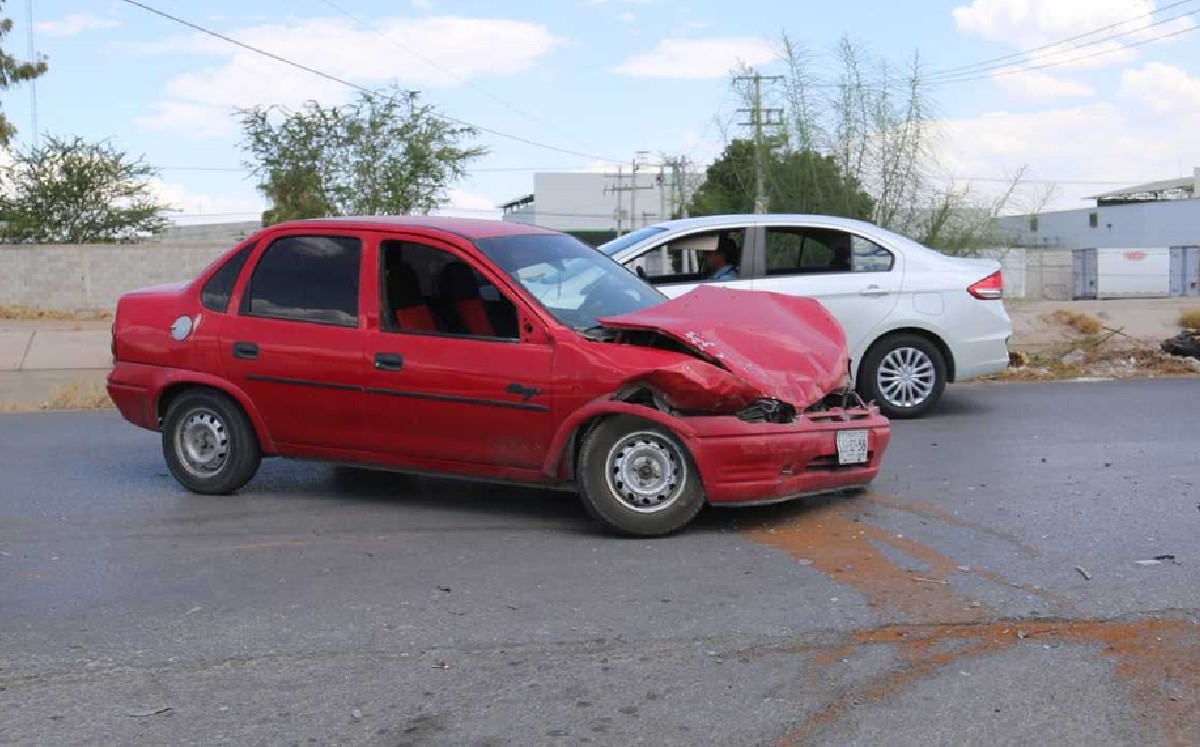 Auto intenta girar y se estrella de frente contra otro vehículo en Gómez; hay un lesionado