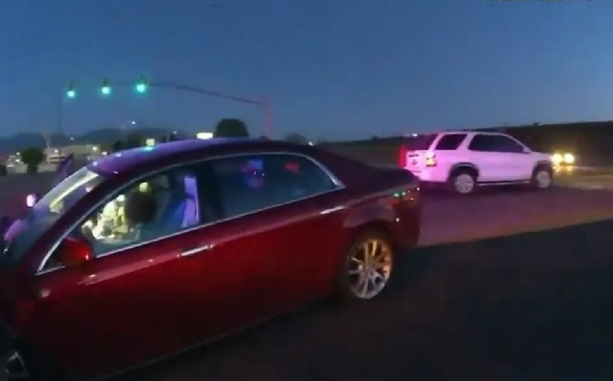  Niña de 9 años y su hermana chocan el auto de sus padres; querían ir a nadar al océano