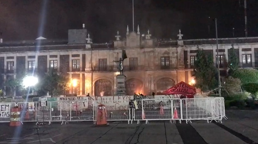 Grupo feminista quema fachada del congreso del Edomex