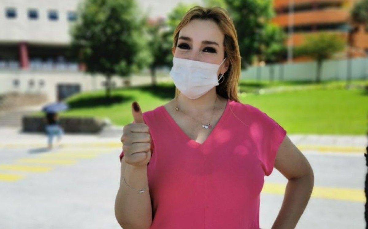 Bely Treviño, de 'Bely y Beto', acude a emitir su voto en Monterrey