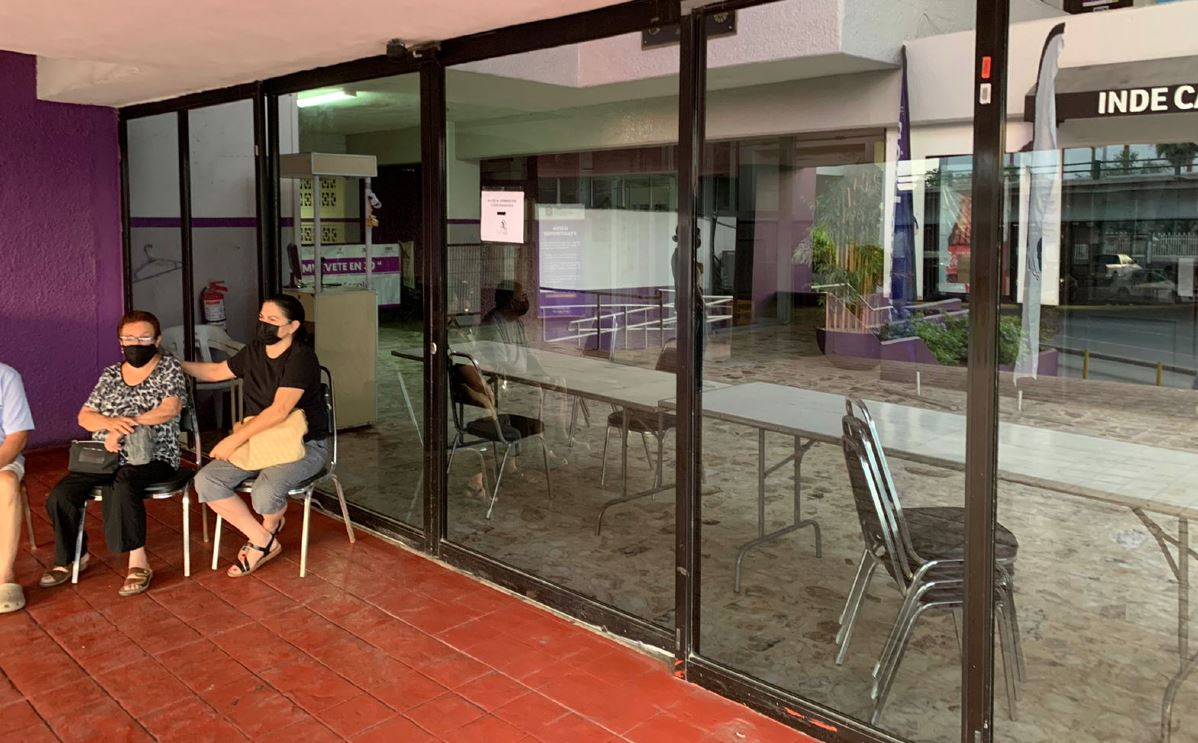 Ciudadanos esperan apertura de casillas en el Área Metropolitana