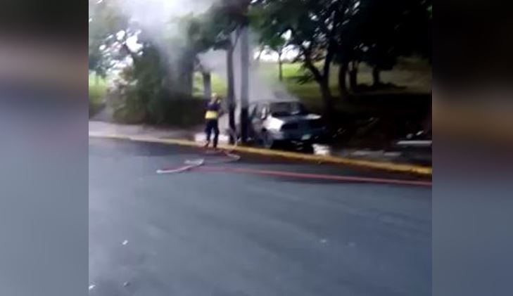Incendian auto frente a entrada de campus Mederos de la UANL