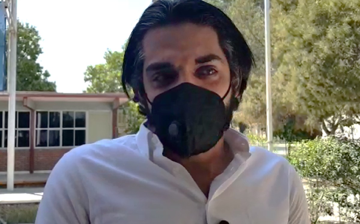 Candidato de Morena rompe en llanto al ver su nombre en boleta de votaciones
