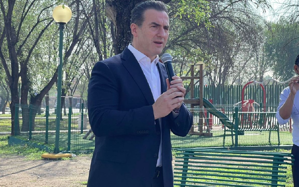 Llega Adrián de la Garza a Cumbres Primer Sector para emitir su voto