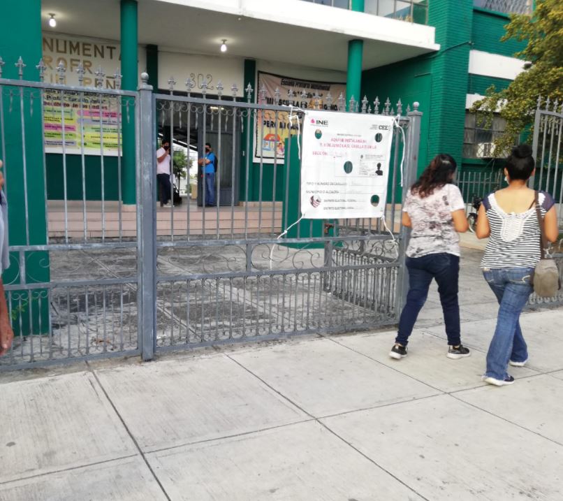 Ciudadanos esperan apertura de casillas en el Área Metropolitana