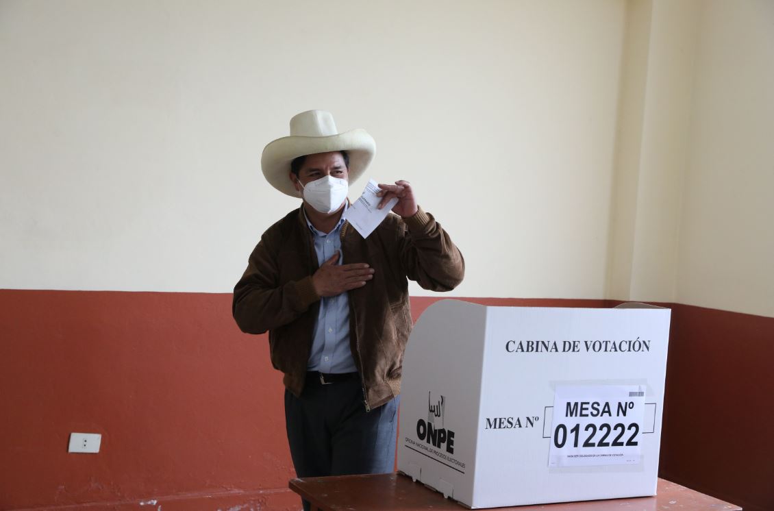 Peruanos votan para elegir entre el socialista Castillo y Keiko Fujimori