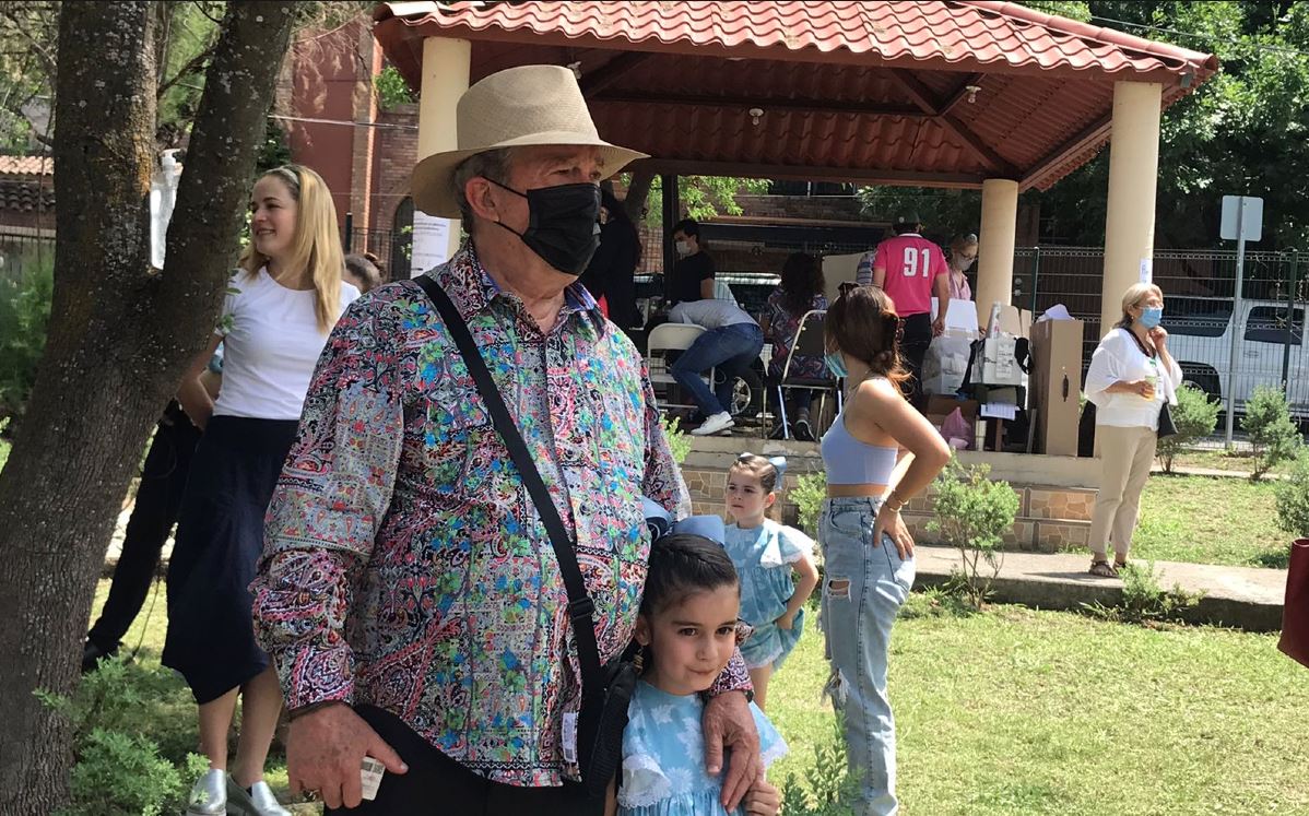 Mauricio Fernández llega a emitir su voto en la colonia La Cima