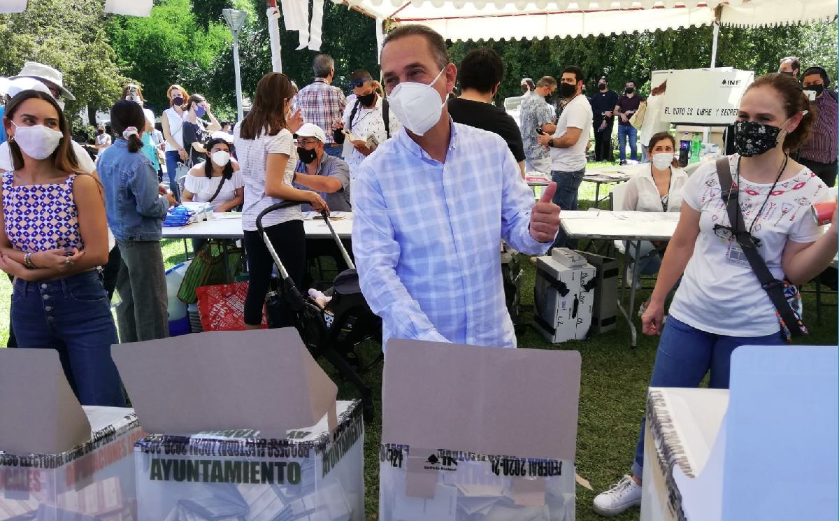 Fernando Larrazabal acude a votar en San Pedro; esperará resultados oficiales