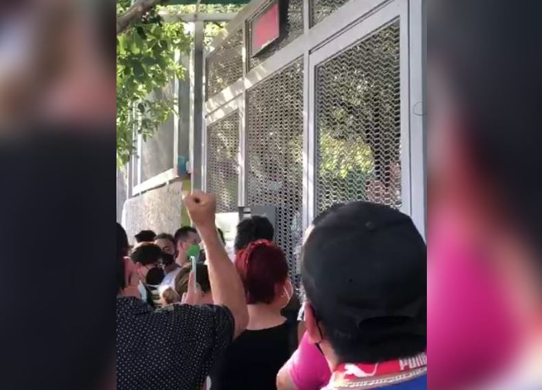 Cierre de casilla antes de horario detona altercado en Santa Catarina