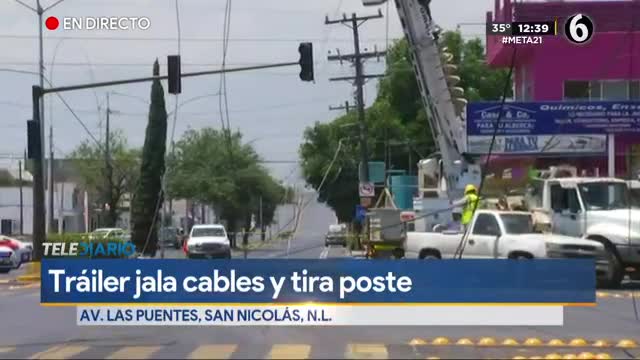 Tráiler jala cables y derriba poste de concreto sobre la avenida Las Puentes 