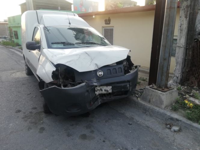 Camioneta se estrella contra casa tras fallar frenos en la colonia Burócratas Municipales