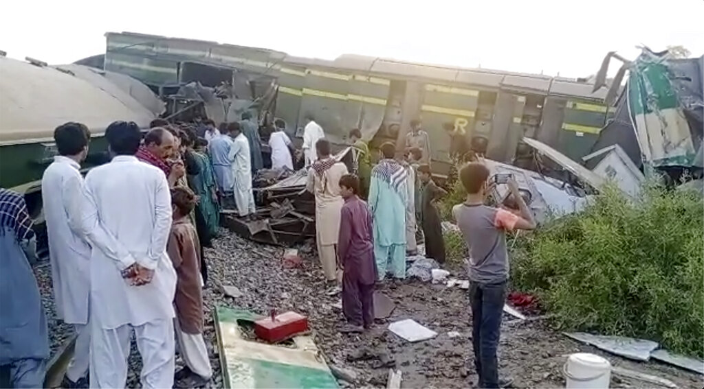 Mueren 40 personas en choque de trenes en Pakistán